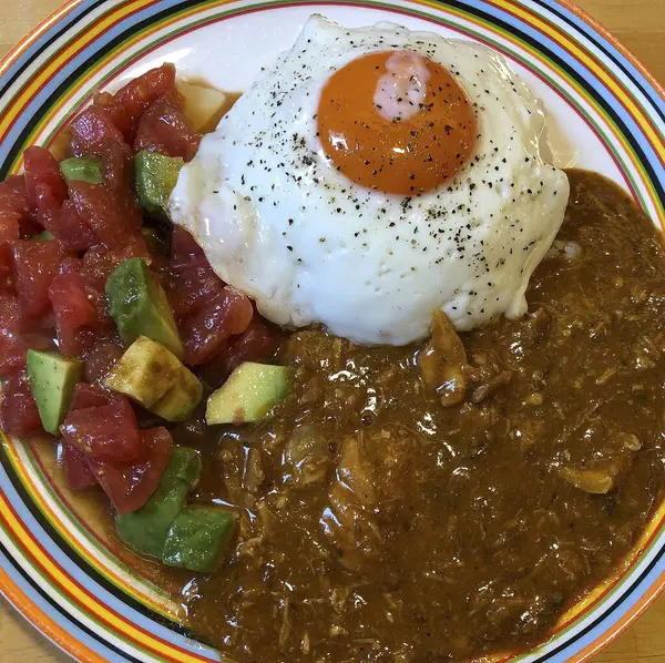 Beyaz tabakta nefis bir Japon yemeğine yakın çekim.