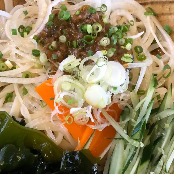 domuz eti ve sebze erişte