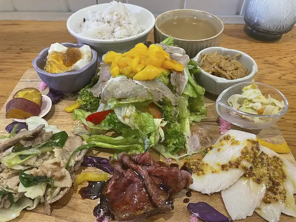 Lezzetli Asya yemeklerinin yakın görüntüsü