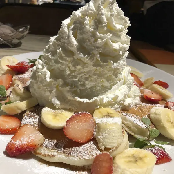 Çilekli krep ve krem şantili.