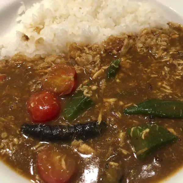 körili pilav ve tavuk.