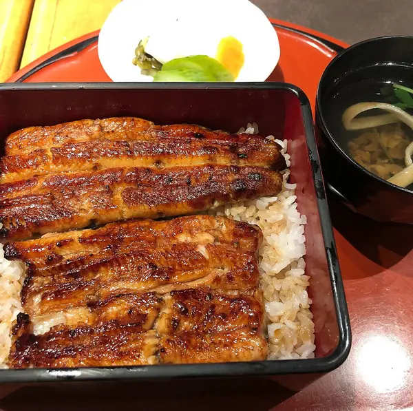 Japon mutfağı. Kavanozda kızarmış balık.