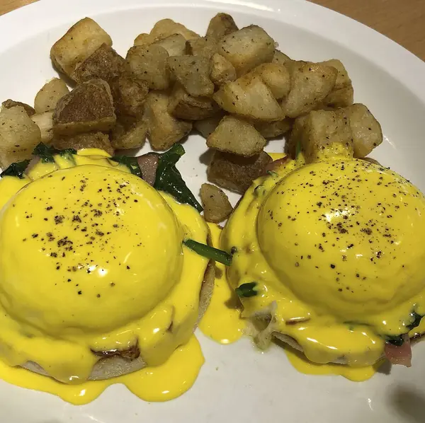 Beyaz arka planda İngiliz kahvaltısı