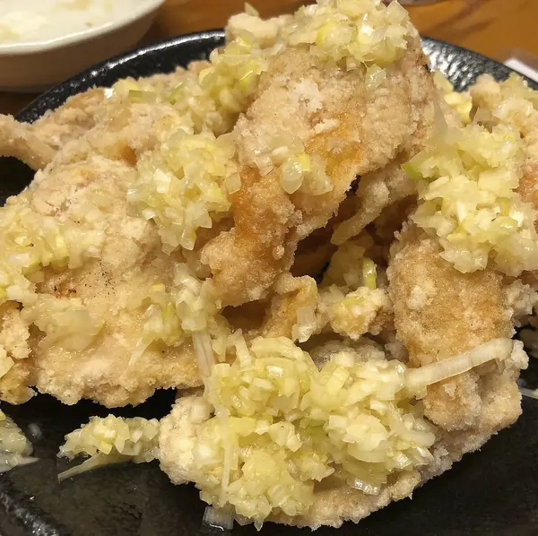 Soslu ve sebzeli kızarmış tavuk.