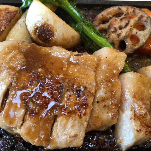 Patates ve sebzeli kızarmış tavuk.