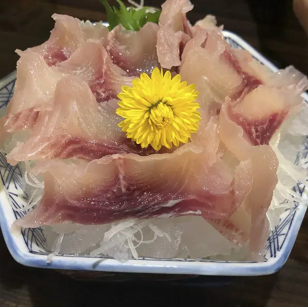 Limonlu taze somon ve salata.