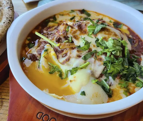 Sahanda yumurtanın mutfak fotoğrafı.