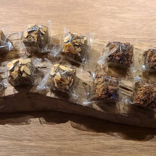 Masadaki tahta kutuda bir sürü çikolata.