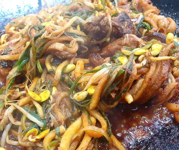 Sebzeli ve baharatlı kızarmış erişte.