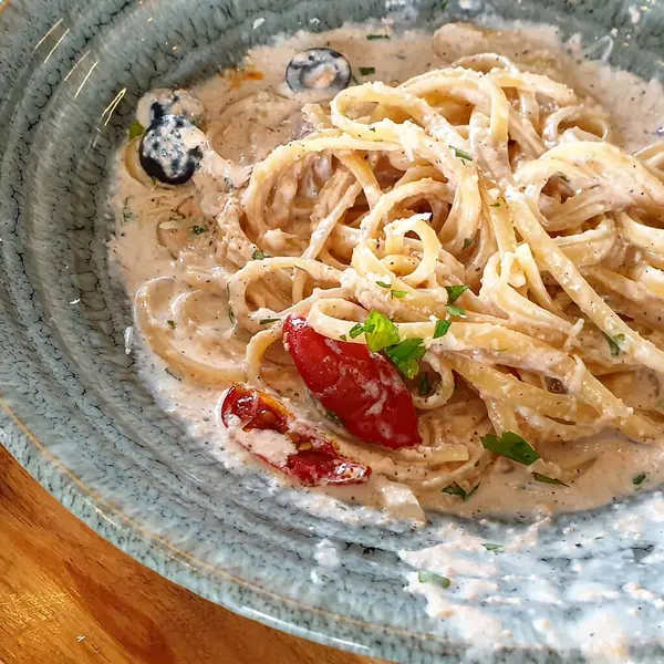 Krema soslu ve domatesli spagetti.