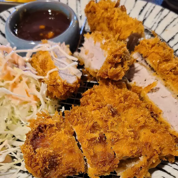 Sarımsaklı kızarmış domuz eti ve sos.