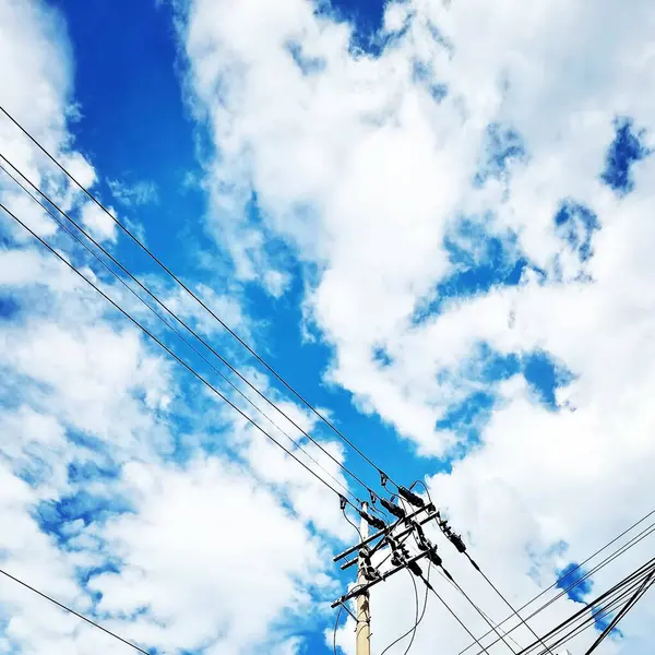 yüksek voltajlı elektrik hatları ve mavi gökyüzü