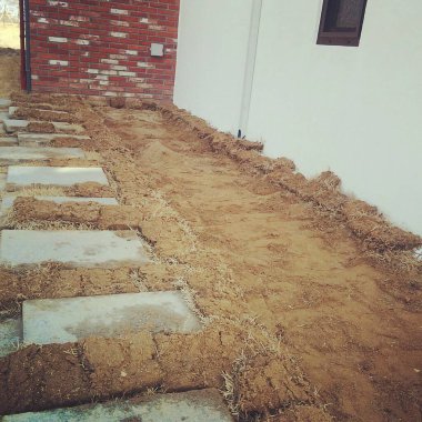 Tuğladan duvarlı yeni bir ev.