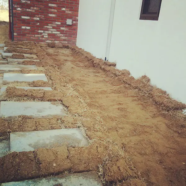 Tuğladan duvarlı yeni bir ev.