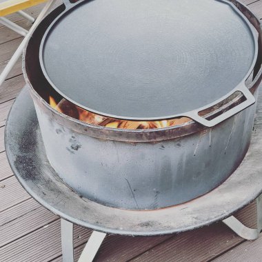 Mutfakta yemek yapmak.