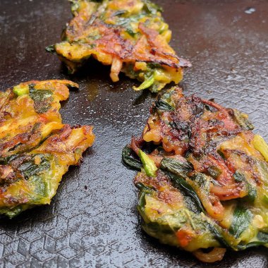 Kızarmış ıspanağı pastırma ve baharatla karıştır.