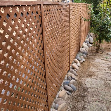 Metal ağlı ve metal örgülü ahşap çit.