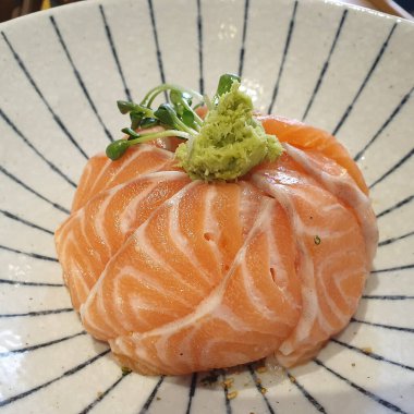 Limonlu taze somon balığı ve salata yaprağı..