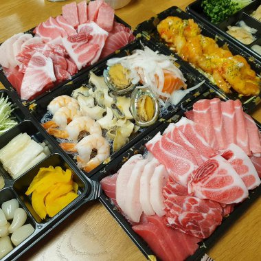 Masada taze suşi var.