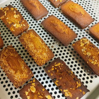 Pastanede ekmek ve çikolatalı pasta