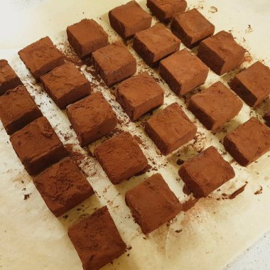 Kek kağıdındaki çikolatalar