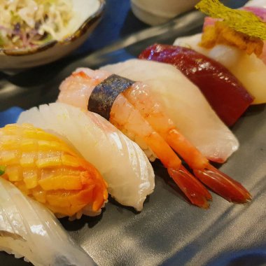 Japon suşisi siyah arka planda.