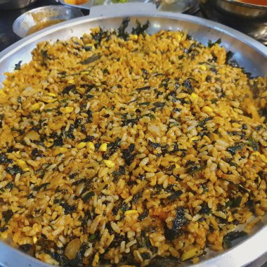 Sebzeli ve baharatlı kızarmış pirinç.