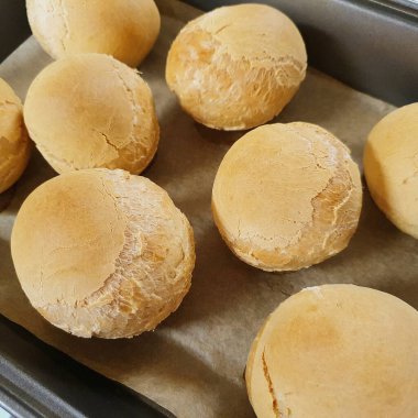 Fırında taze ev yapımı ekmek.