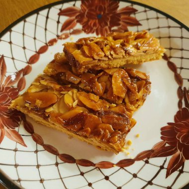 Karamel ile ev yapımı elma pasta