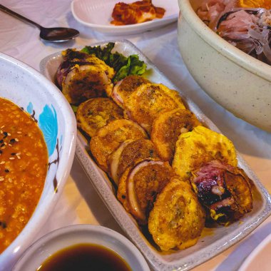 Lezzetli Asya yemeklerinin yakın görüntüsü