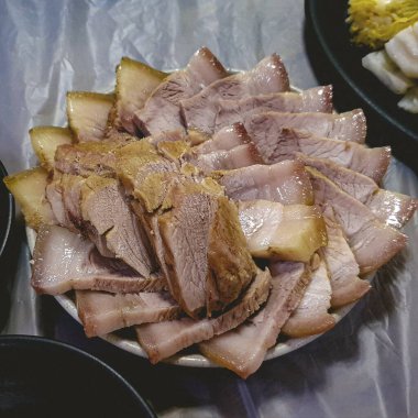 Bir kasede doğranmış domuz göbeğinin yakın çekimi.