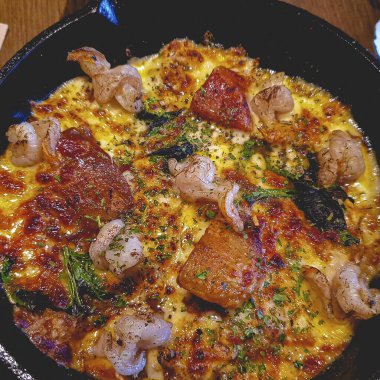 Tavadaki lezzetli yiyeceklerin yüksek açılı görüntüsü.