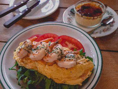 Sebzeli, peynirli ve yumurtalı omlet.