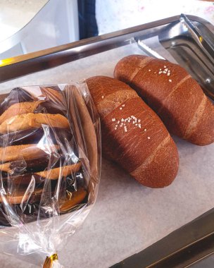 Masada taze pişmiş ekmek.