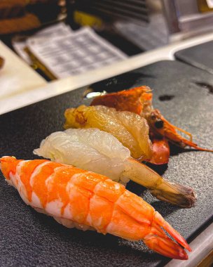 Siyah arka planda taze karidesler