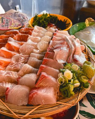 Masada çiğ deniz mahsulü saşimi.