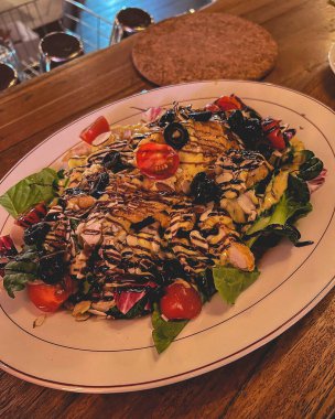 Tavuk ve sebzeli salata.