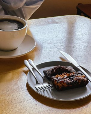 Kahve ve kek masanın üstünde.