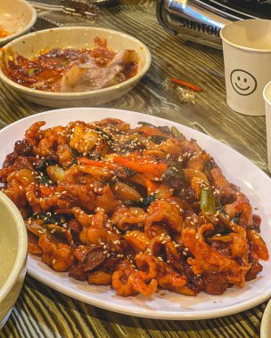 Kore yemeği tarzı, kızarmış tavuk ve kimchi, Kore yemeği.