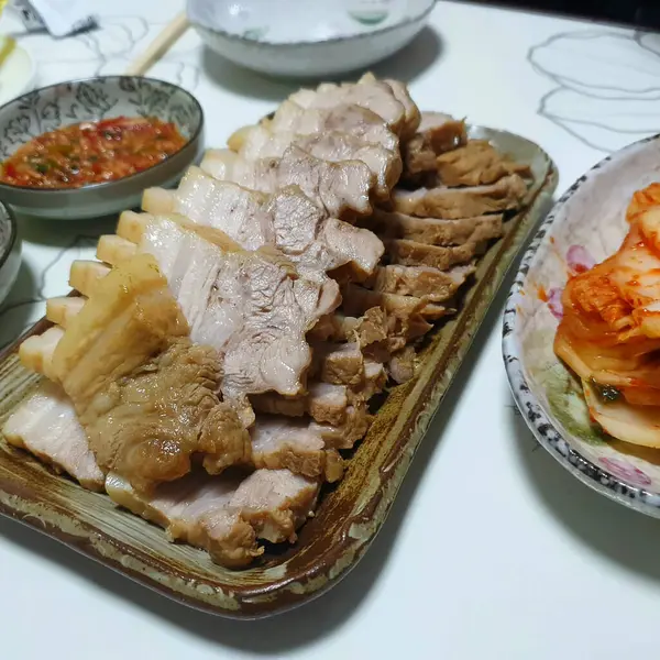 Asya mutfağı, sebzeli domuz eti ve sos.