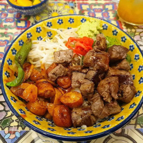 Domuz eti, sebze ve baharatlı pilav.