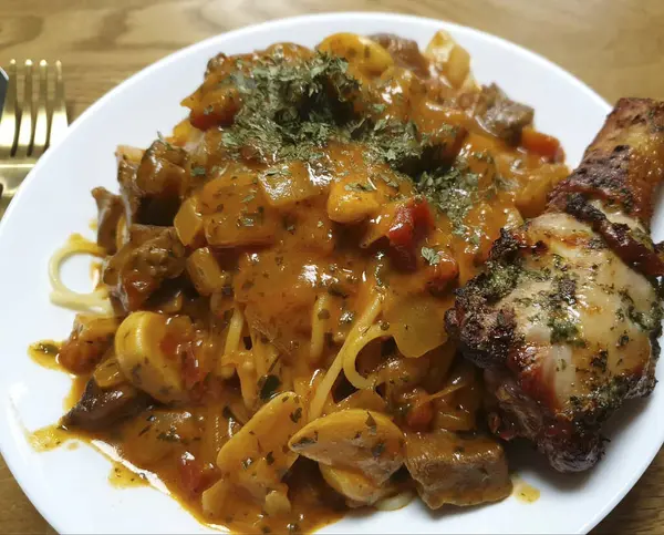 sığır eti ve domatesli spagetti.