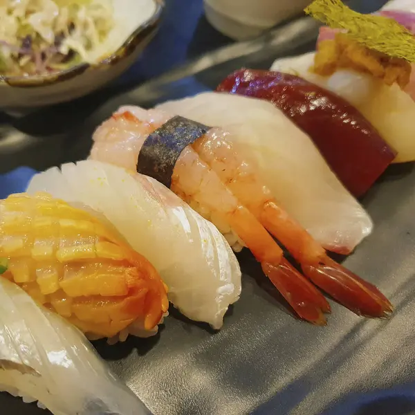 Japon suşisi siyah arka planda.