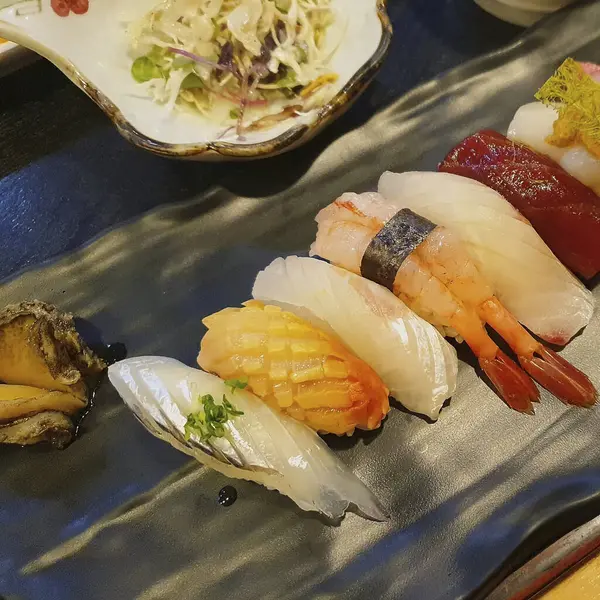 Somon ve karidesli suşi.