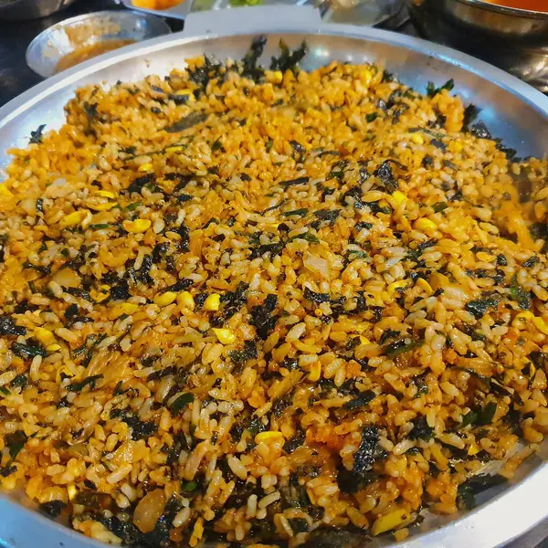 Sebzeli ve baharatlı kızarmış pirinç.