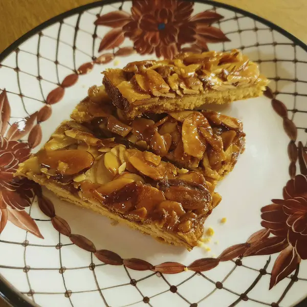 Karamel ile ev yapımı elma pasta