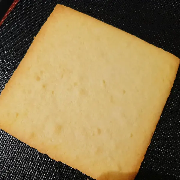 Beyaz arkaplanı olan bir parça keki kapat.