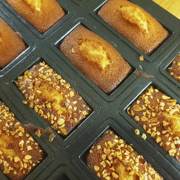 Taze ekmek ve çikolatalı yemek tepsisi.