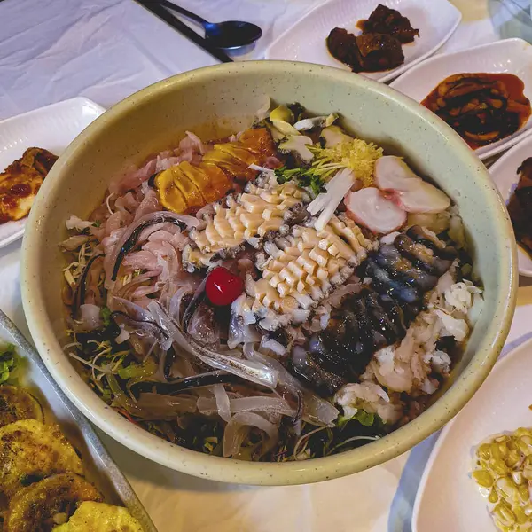 Lezzetli Asya yemeklerinin yakın görüntüsü