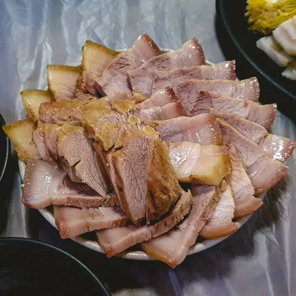 Bir kasede doğranmış domuz göbeğinin yakın çekimi.